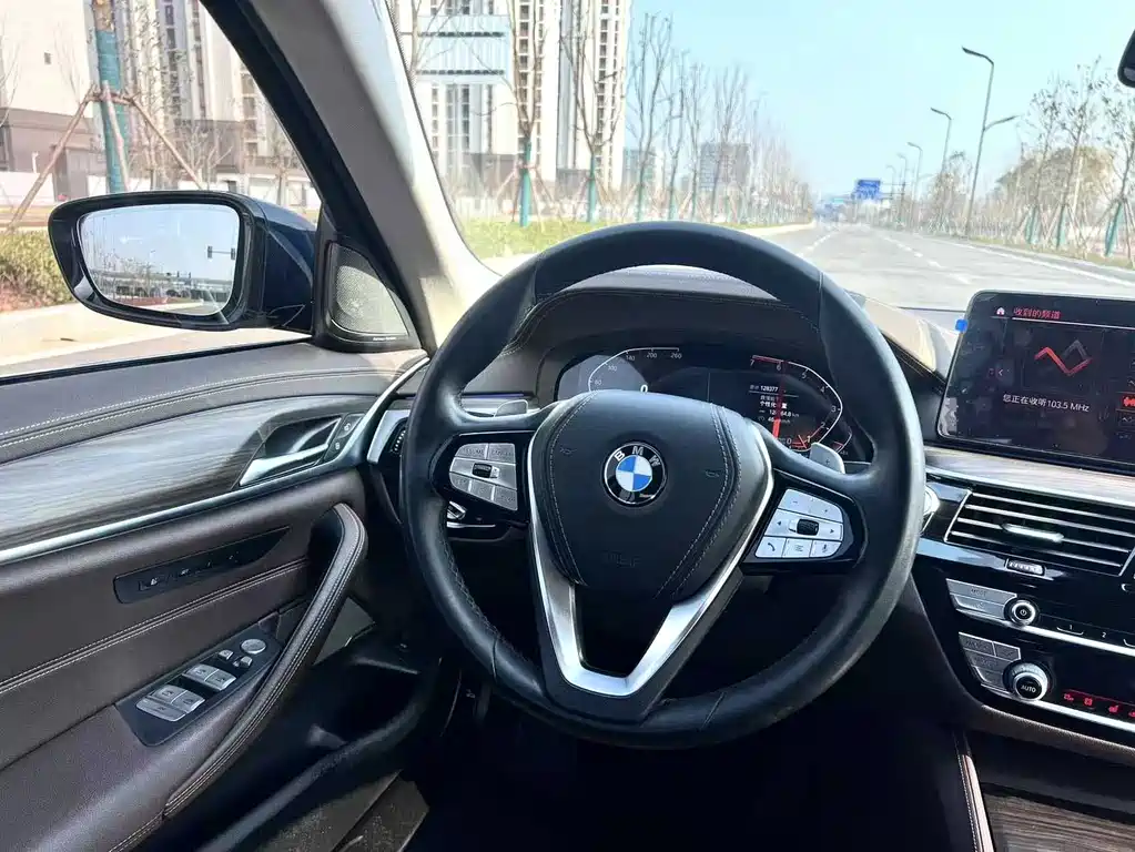 BMW 5 Series 2021 — фото 18