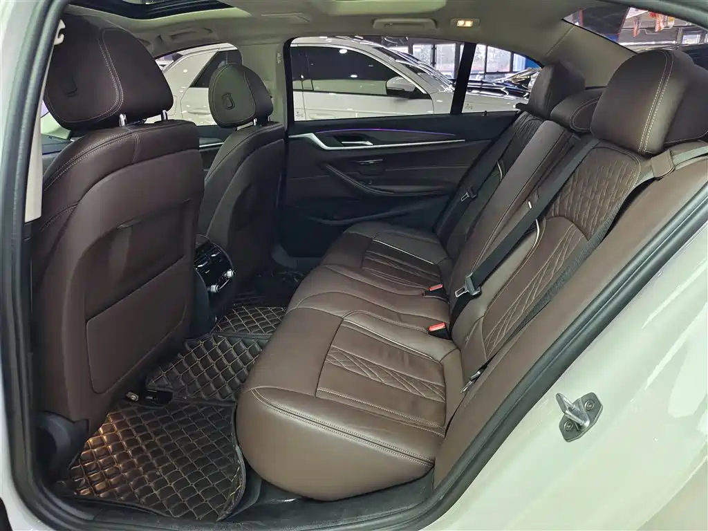 BMW 5 Series 2019 — фото 11