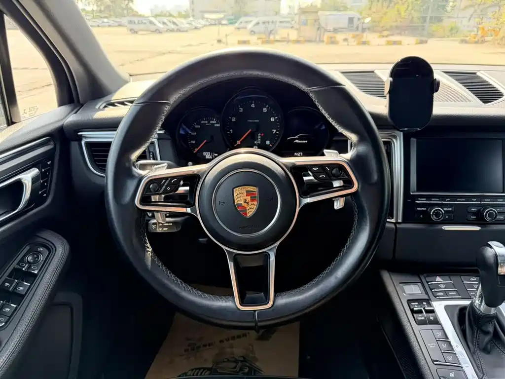 Porsche Macan 2017 — фото 16