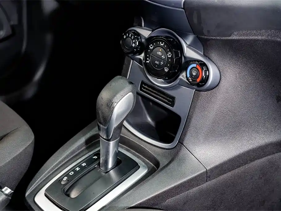 Ford Fiesta 2015 — фото 18