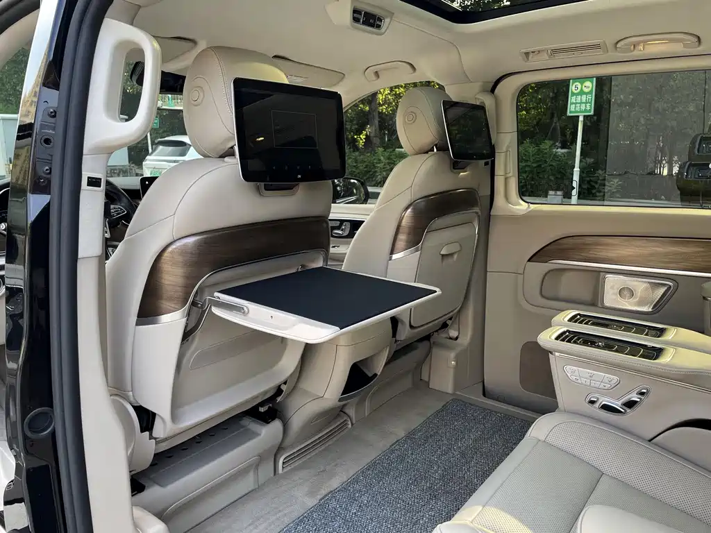 Mercedes-Benz V-Class 2023 — фото 17