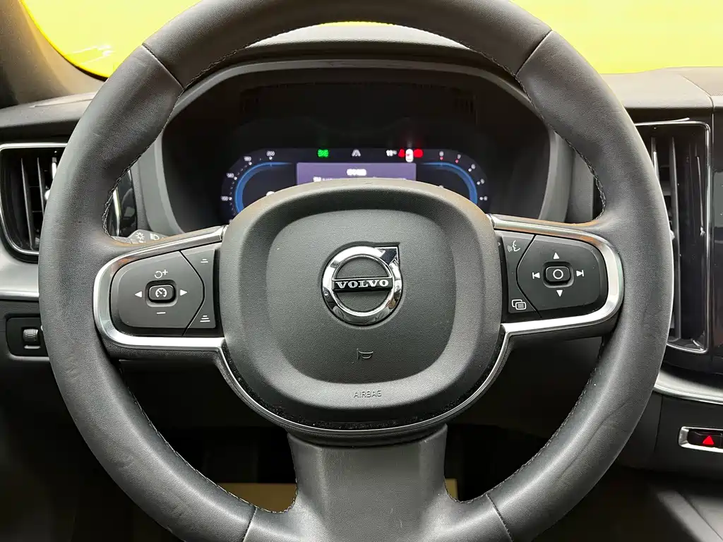 Volvo XC60 2022 — фото 11
