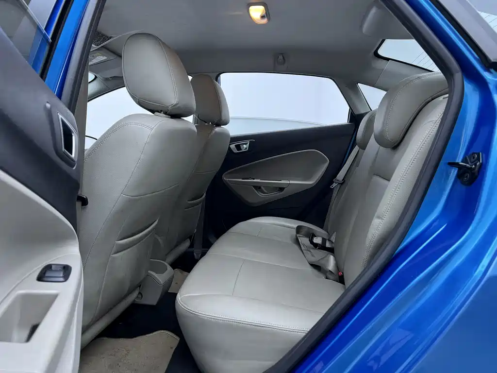 Ford Fiesta 2014 — фото 16
