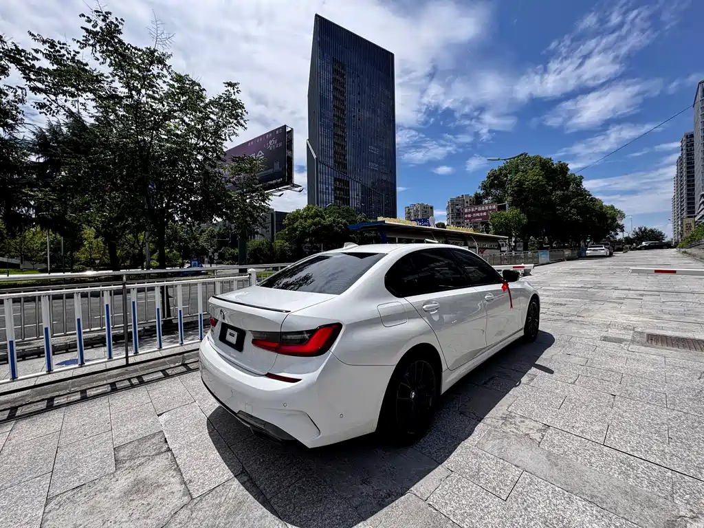 BMW 3 Series 2019 — фото 11
