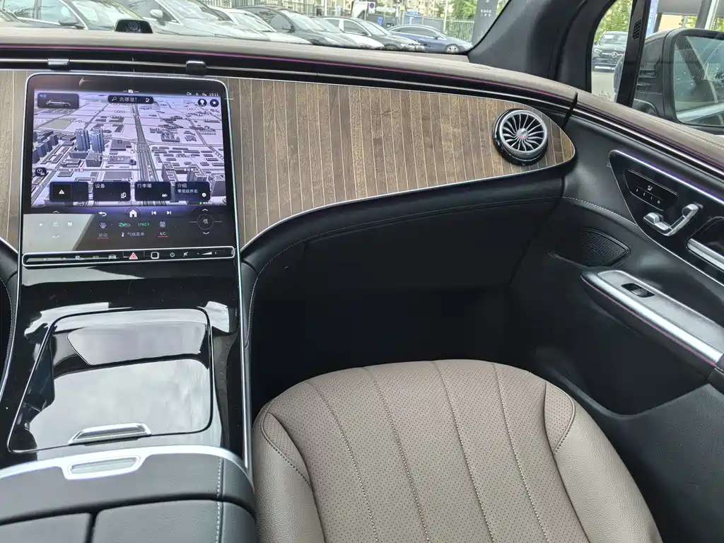 Mercedes-Benz EQE SUV 2025 — фото 14
