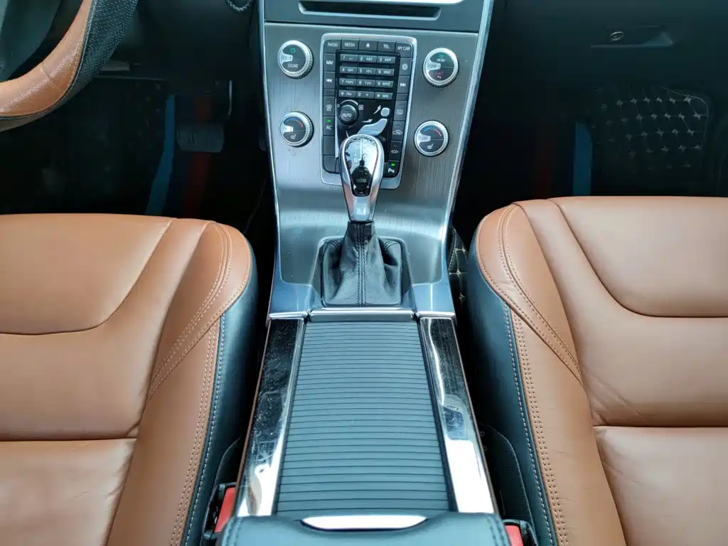 Volvo V60 2015 — фото 14
