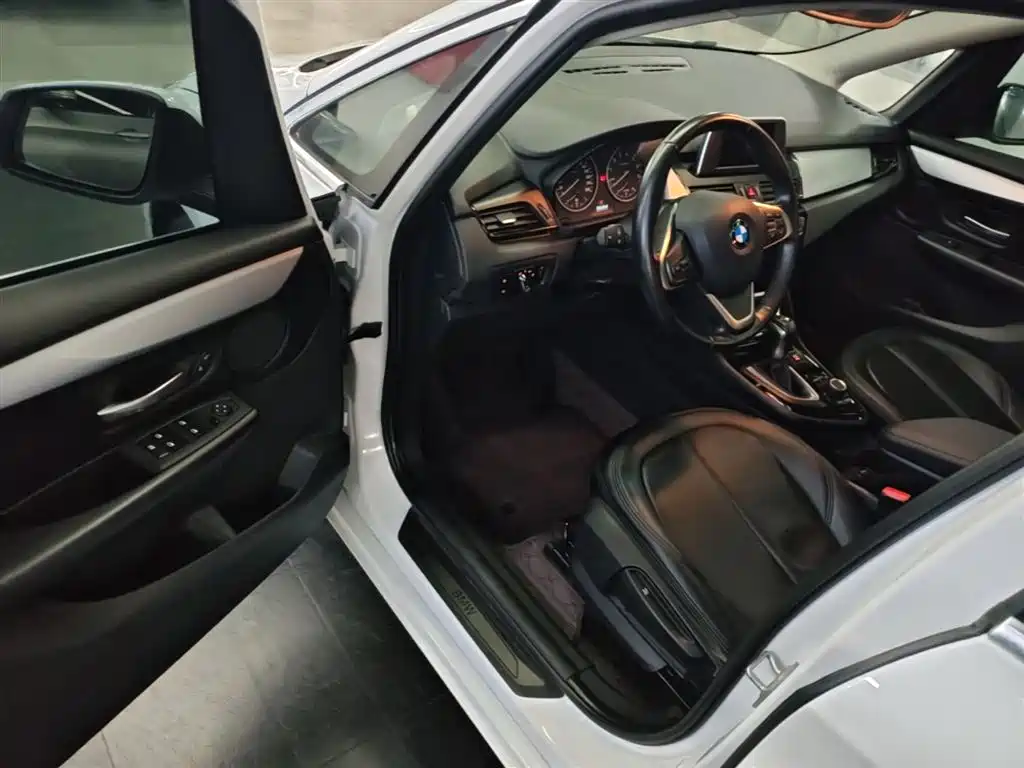 BMW 2 Series Active Tourer 2017 — фото 16