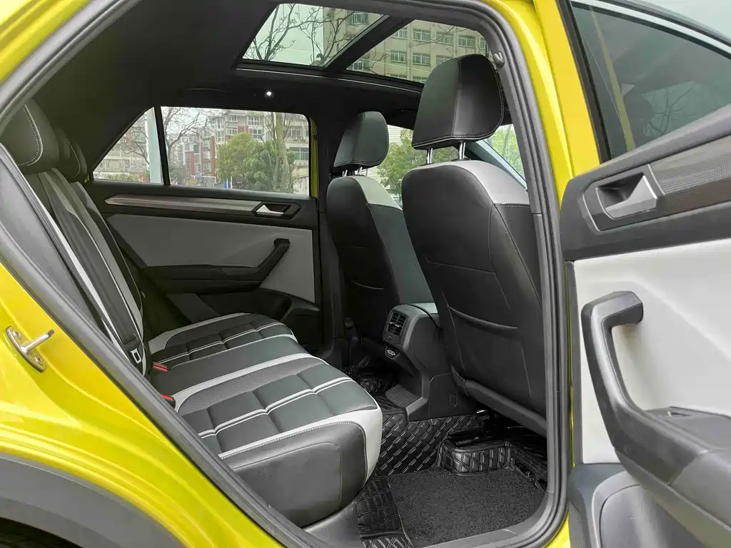 Volkswagen T-Roc 2023 — фото 9