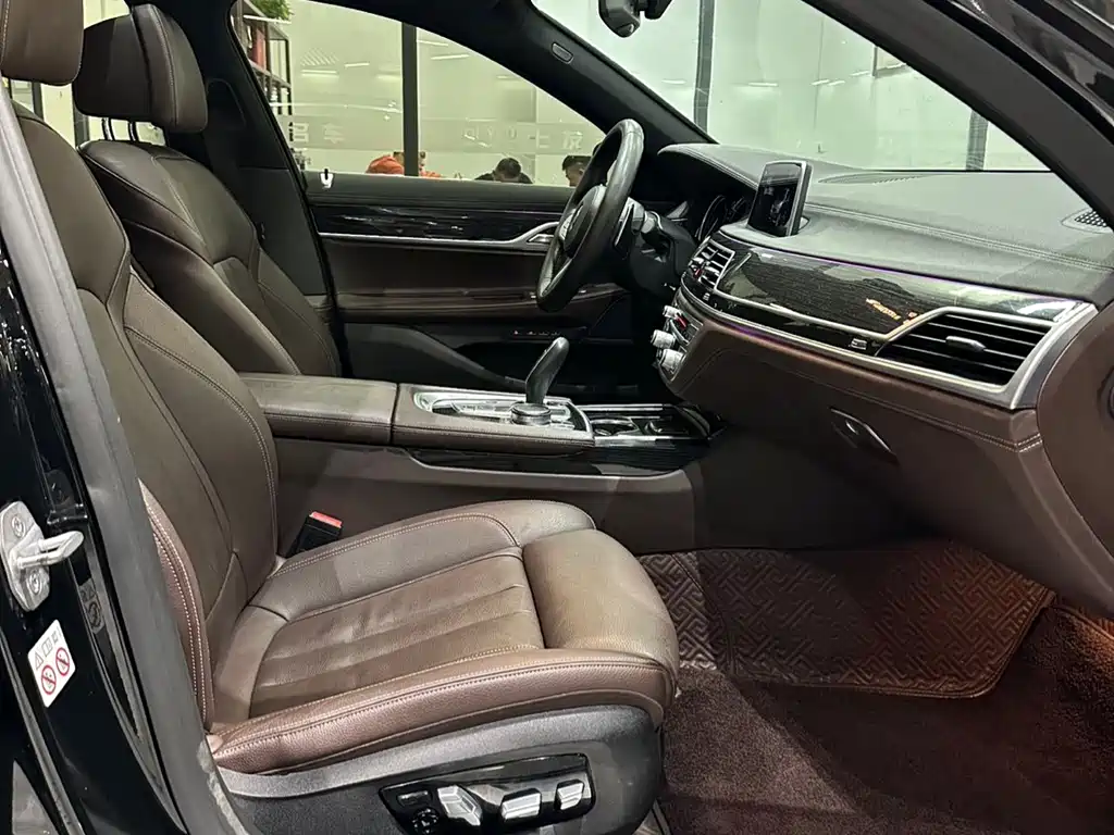 BMW 7 Series 2018 — фото 13