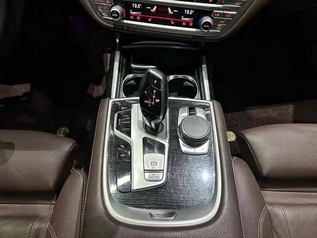 BMW 7 Series 2018 — фото 18