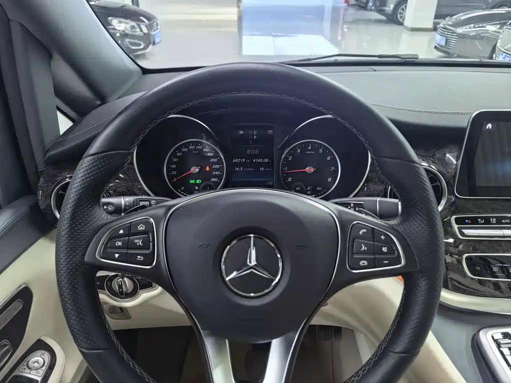 Mercedes-Benz V-Class 2022 — фото 18