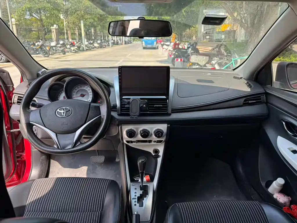 Toyota Yaris L 2015 — фото 7