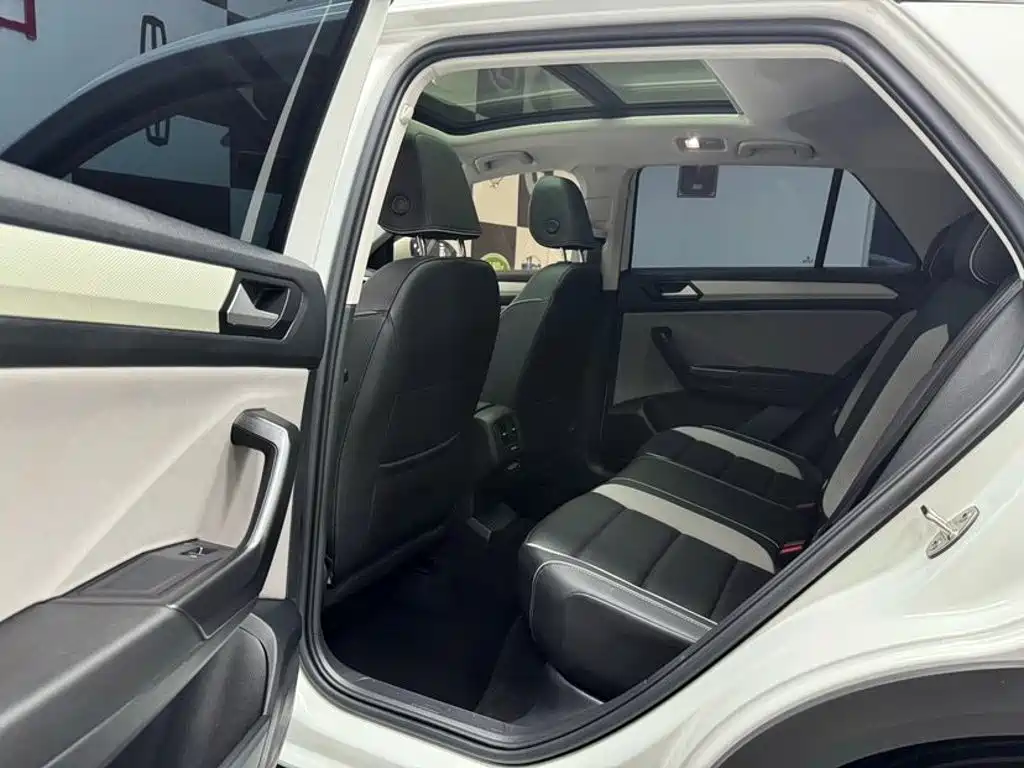 Volkswagen T-Roc 2023 — фото 8