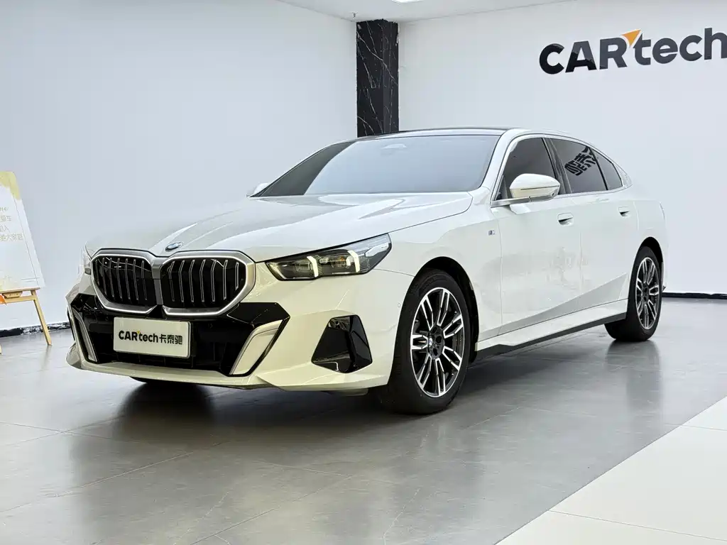 BMW 5 Series 2024 — фото 1