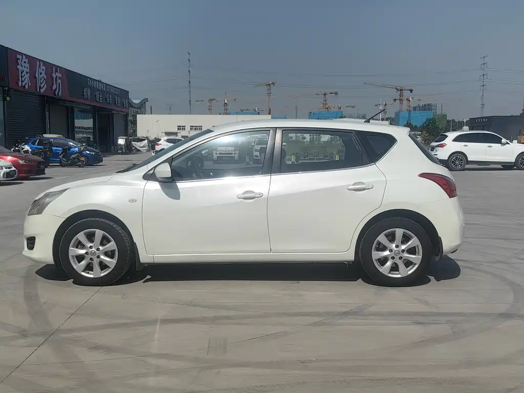 Nissan Tiida 2015