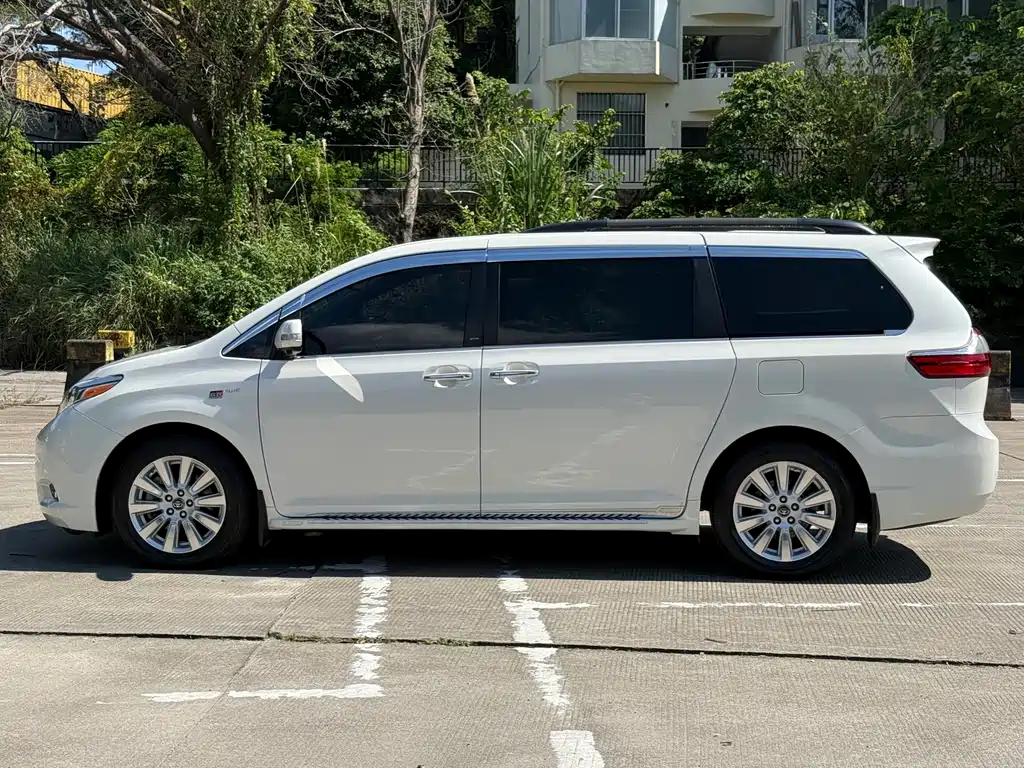 Toyota Sienna 2017 — фото 3