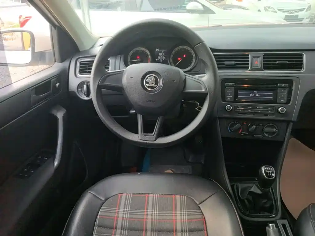 Skoda Rapid Spaceback 2019 — фото 11