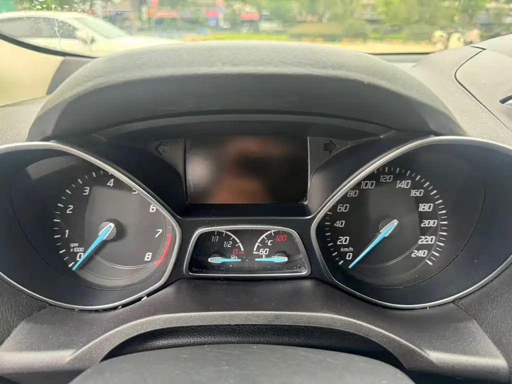 Ford Kuga 2015 — фото 28