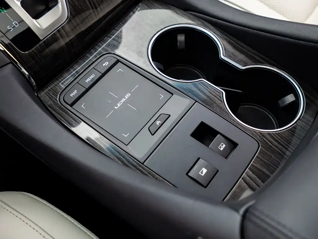 Lexus LM 2022 — фото 10
