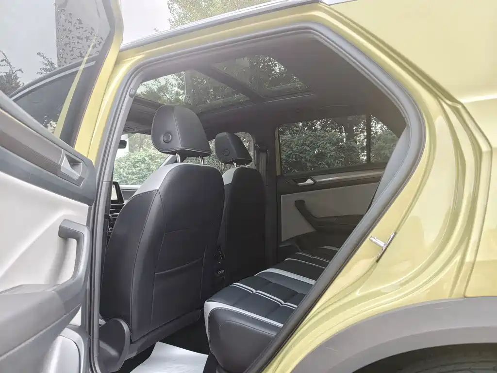 Volkswagen T-Roc 2023 — фото 9