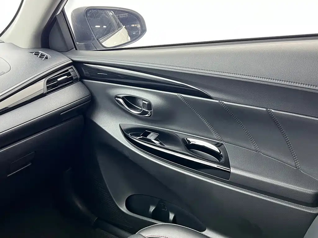 Toyota Yaris L 2023 — фото 9