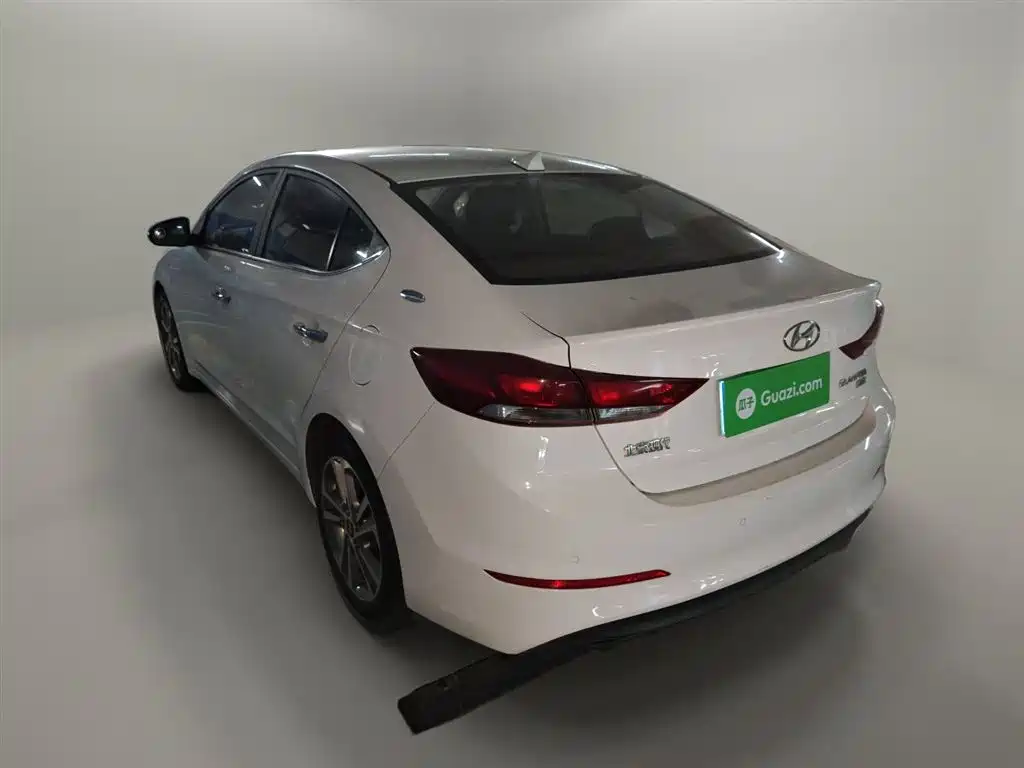 Hyundai Elantra 2018 — фото 25