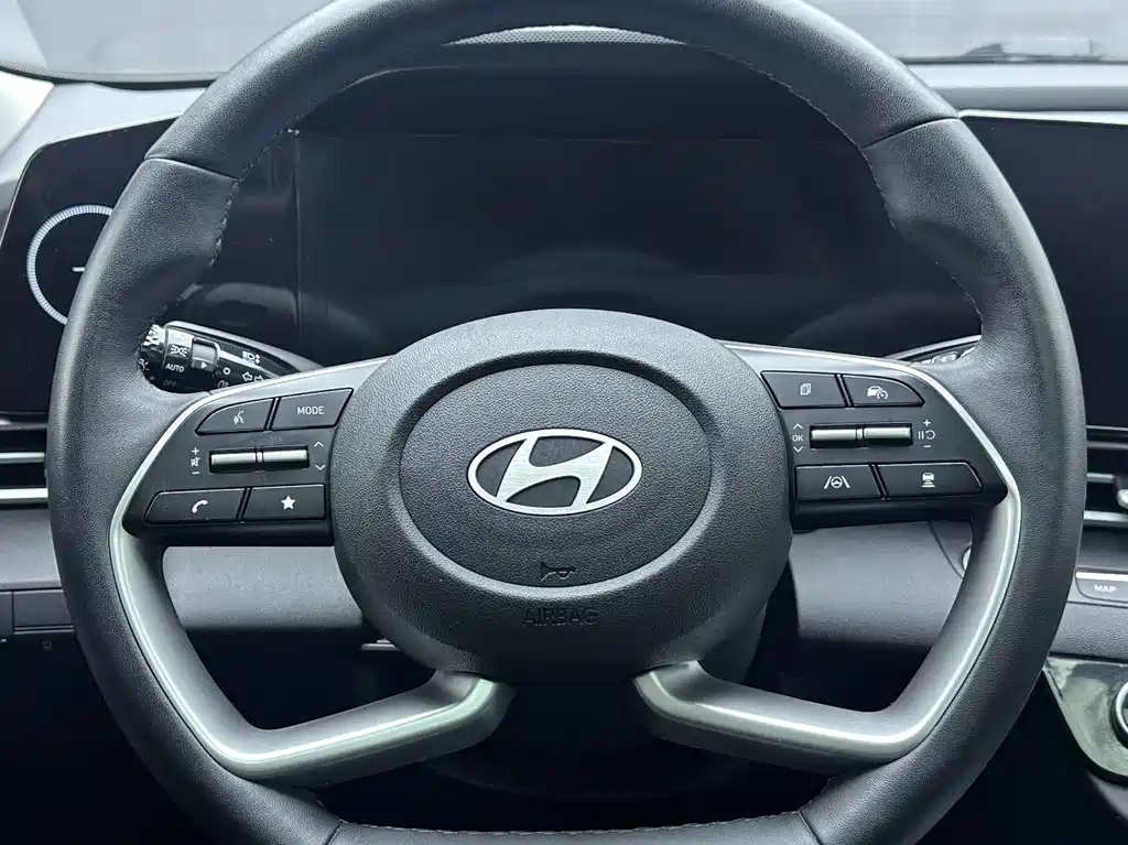 Hyundai Elantra 2023 — фото 12