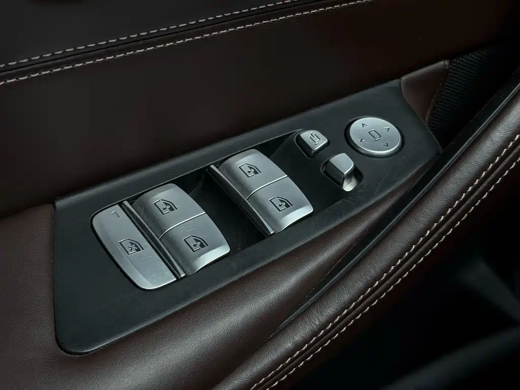 BMW 5 Series 2019 — фото 19