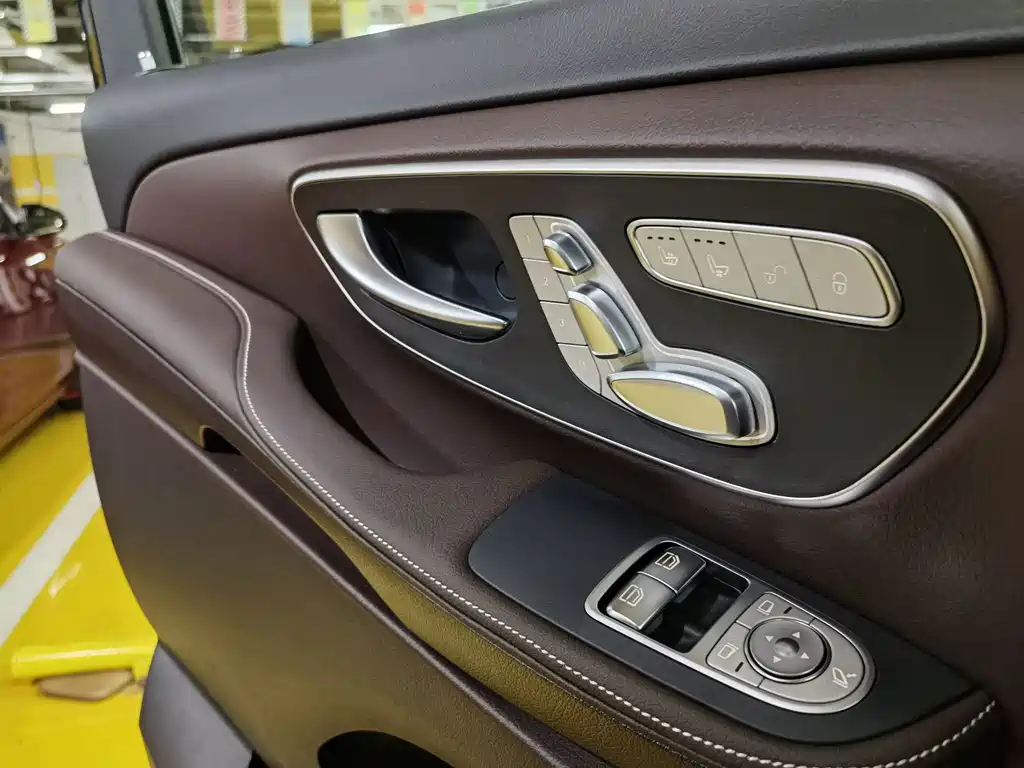 Mercedes-Benz V-Class 2025 — фото 17