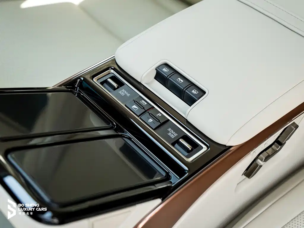 Lexus LM — фото 51