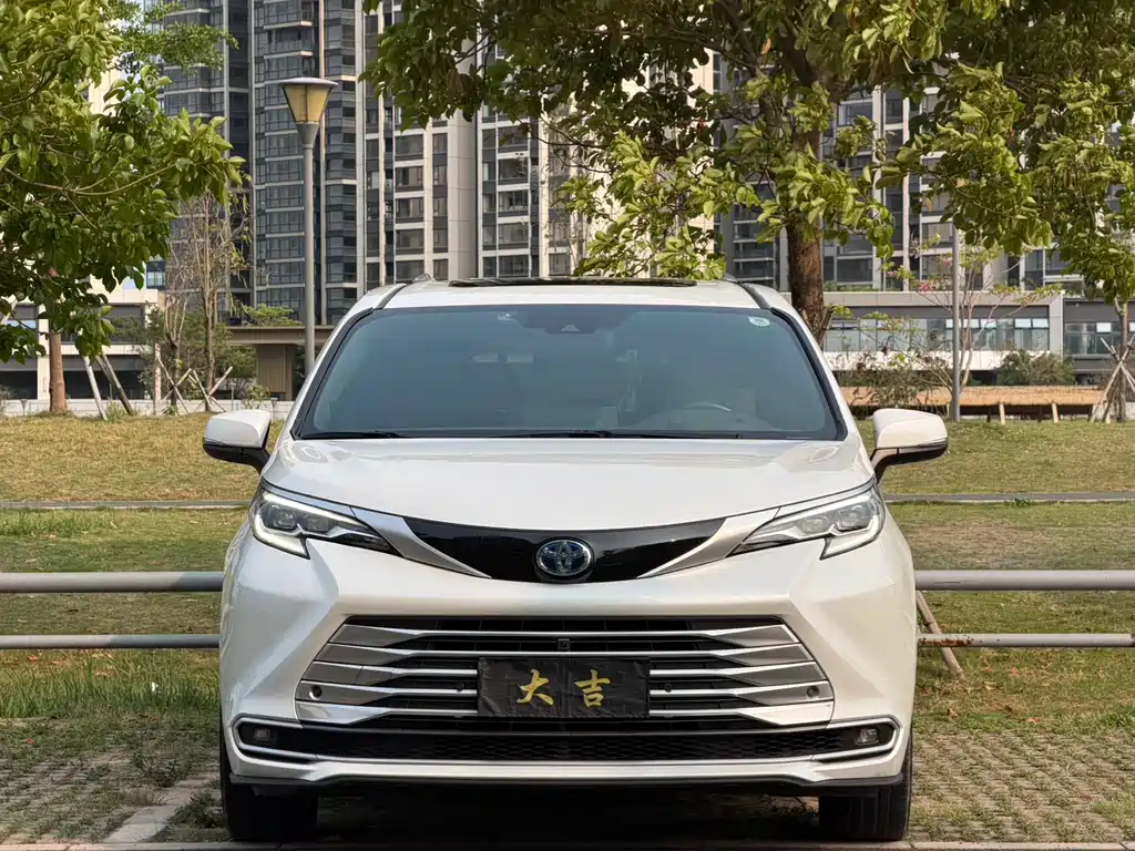 Toyota Sienna 2023 — фото 2