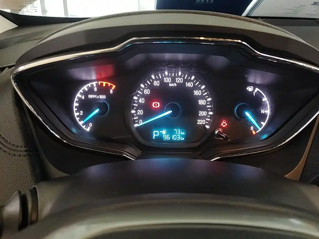 Ford Escort 2015 — фото 12