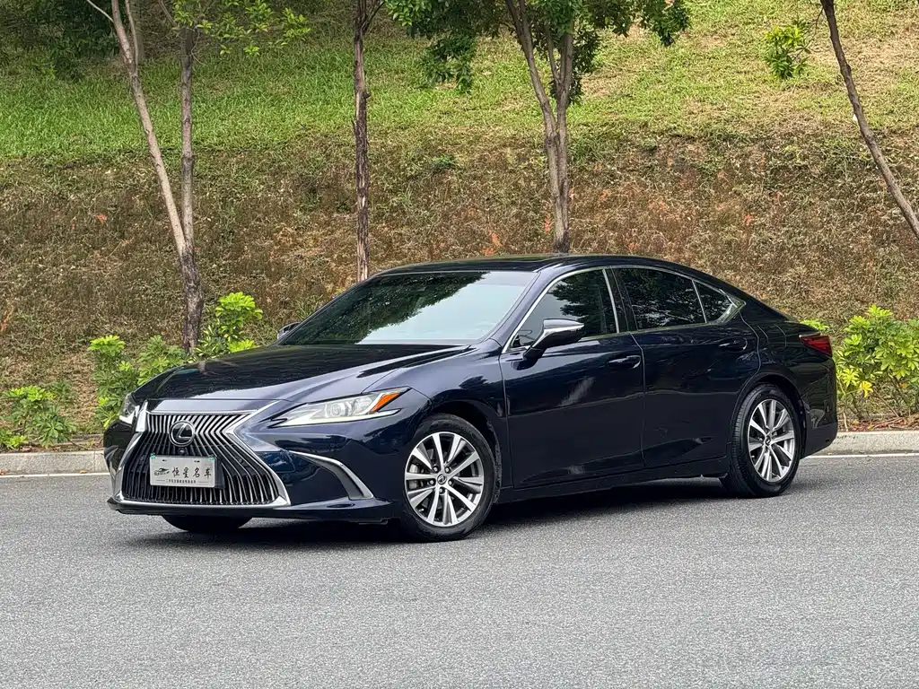 Lexus ES 2018 — фото 1