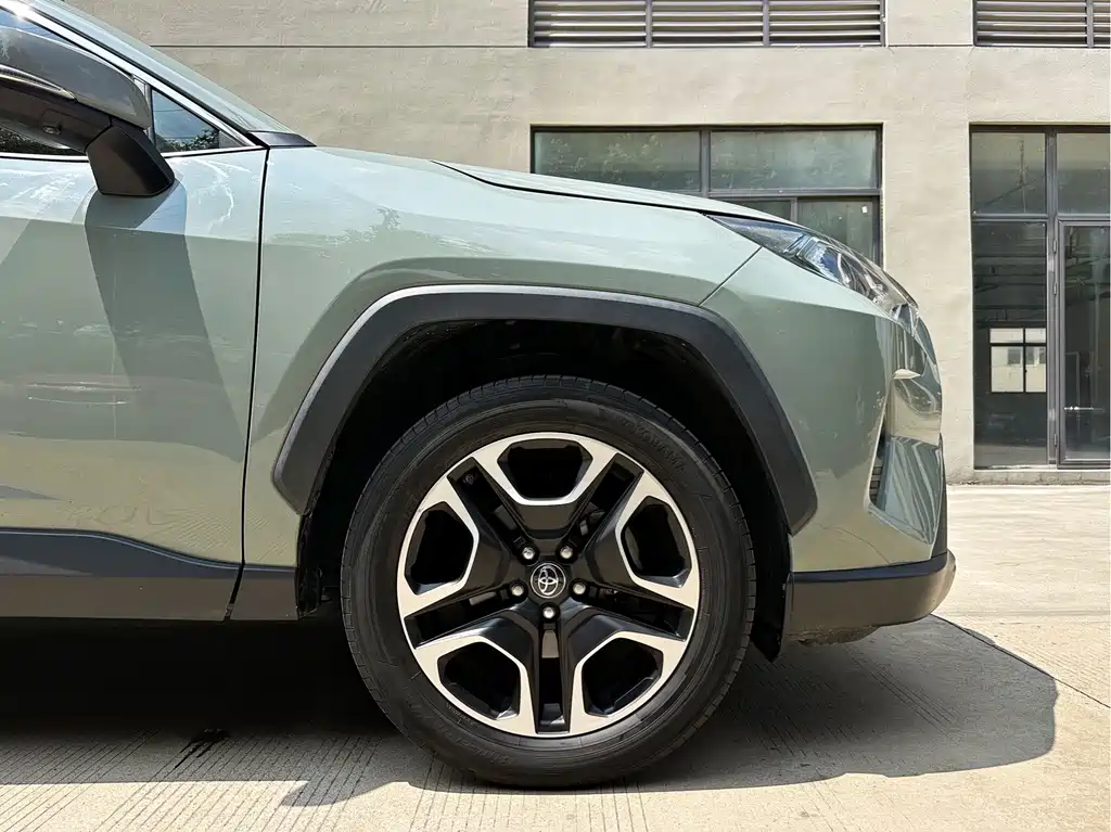 Toyota RAV4 2021 — фото 11