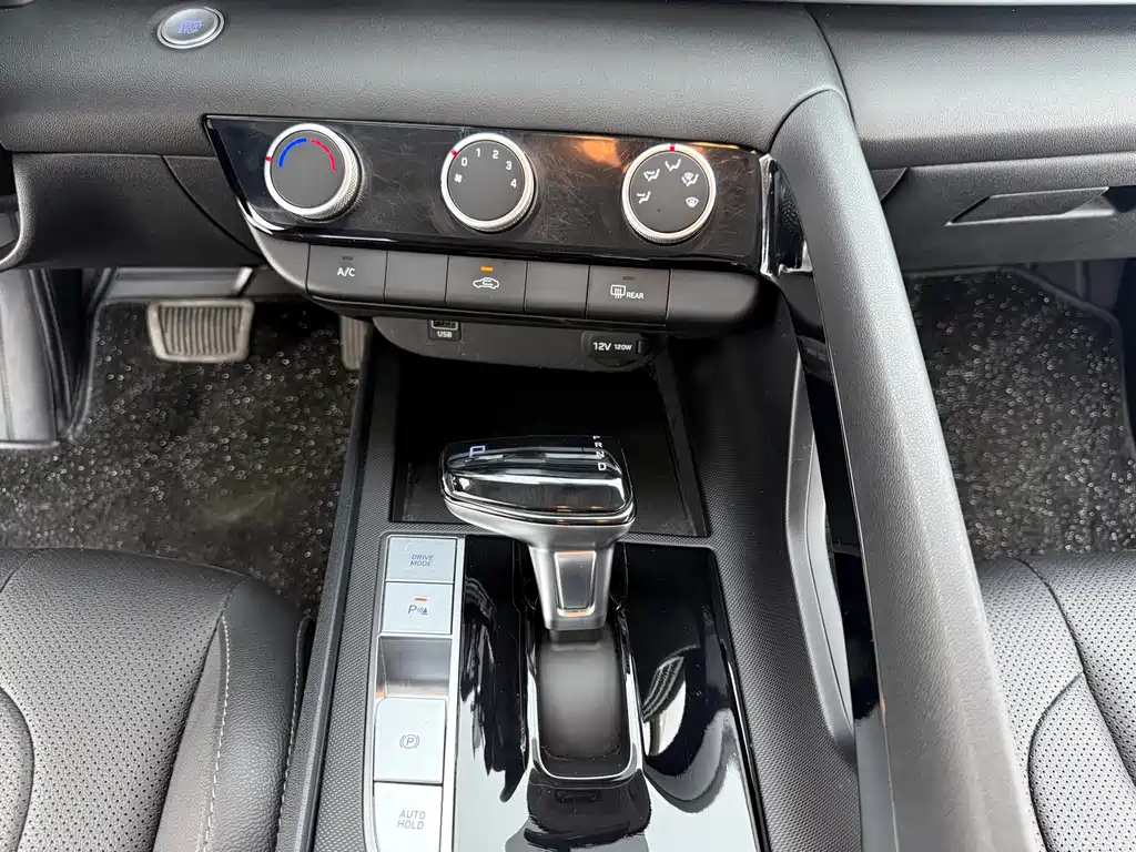 Hyundai Elantra 2024