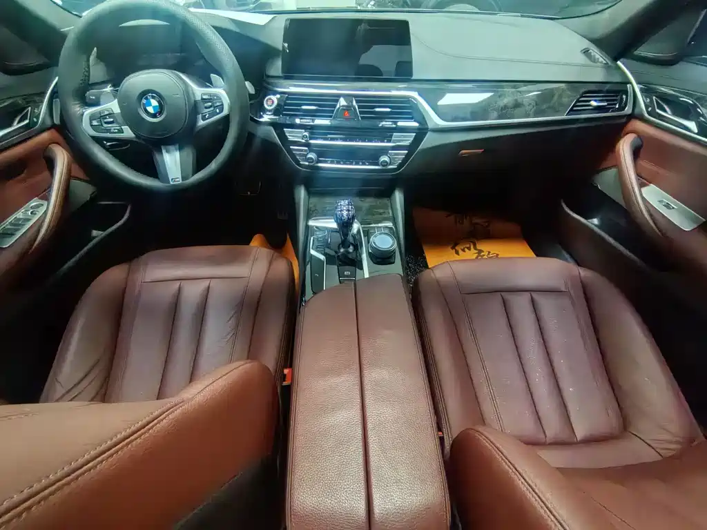BMW 5 Series 2019 — фото 10