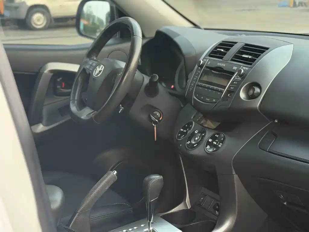 Toyota RAV4 2013 — фото 12