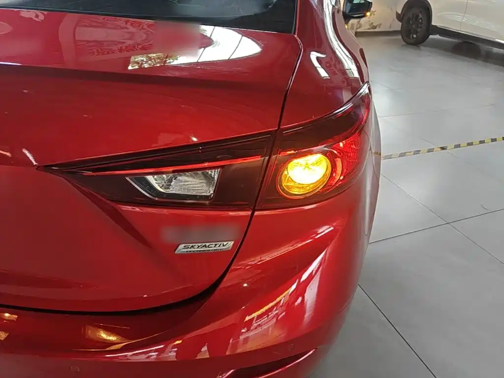 Mazda 3 Axela 2018 — фото 8