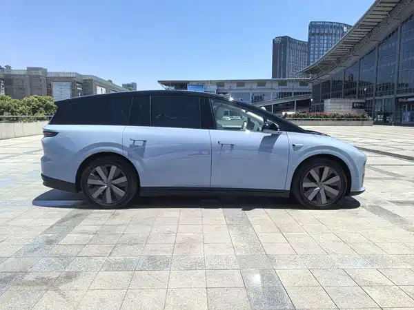 Li Auto i8 2025