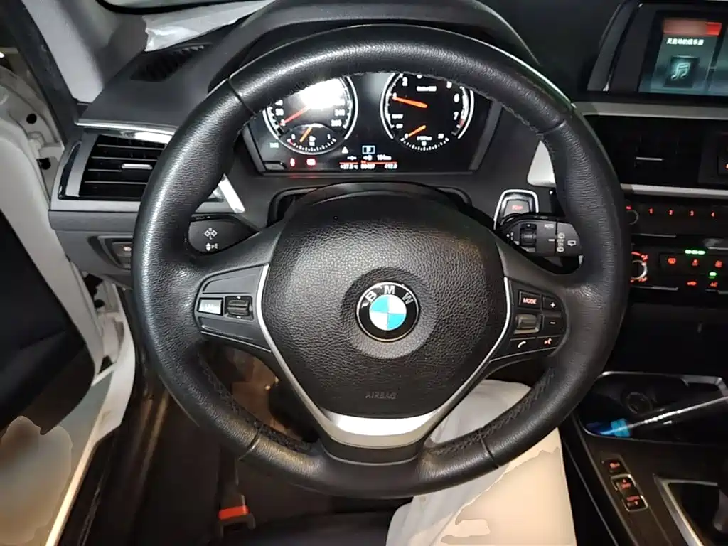 BMW 1 Series 2018 — фото 11