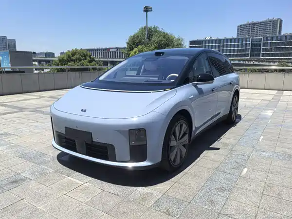 Li Auto i8 2025