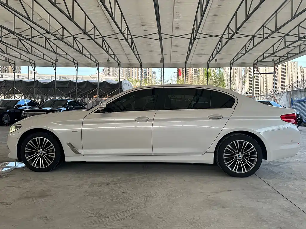 BMW 5 Series 2018 — фото 8