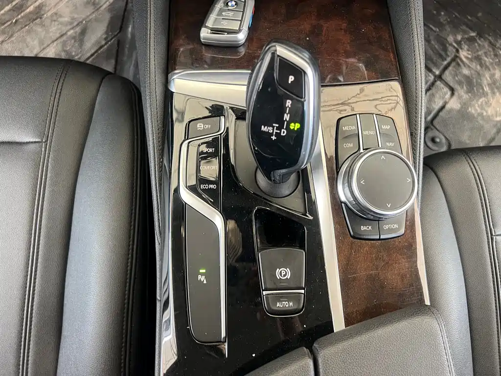 BMW 5 Series 2018 — фото 24