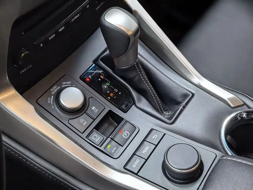 Lexus NX 2016 — фото 18