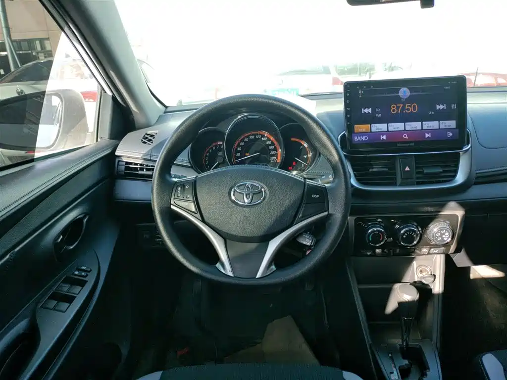 Toyota Yaris L 2022 — фото 11