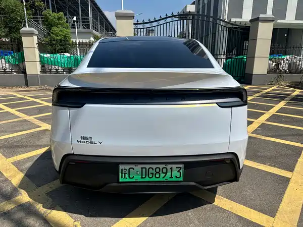 Tesla Model Y 2025