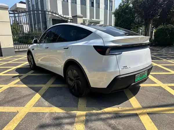 Tesla Model Y 2025