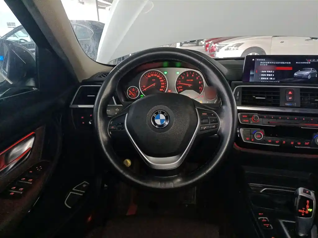 BMW 3 Series 2019 — фото 11