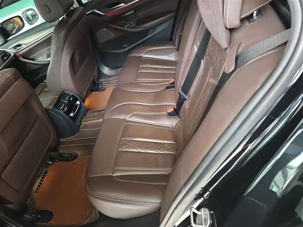 BMW 5 Series 2018 — фото 17