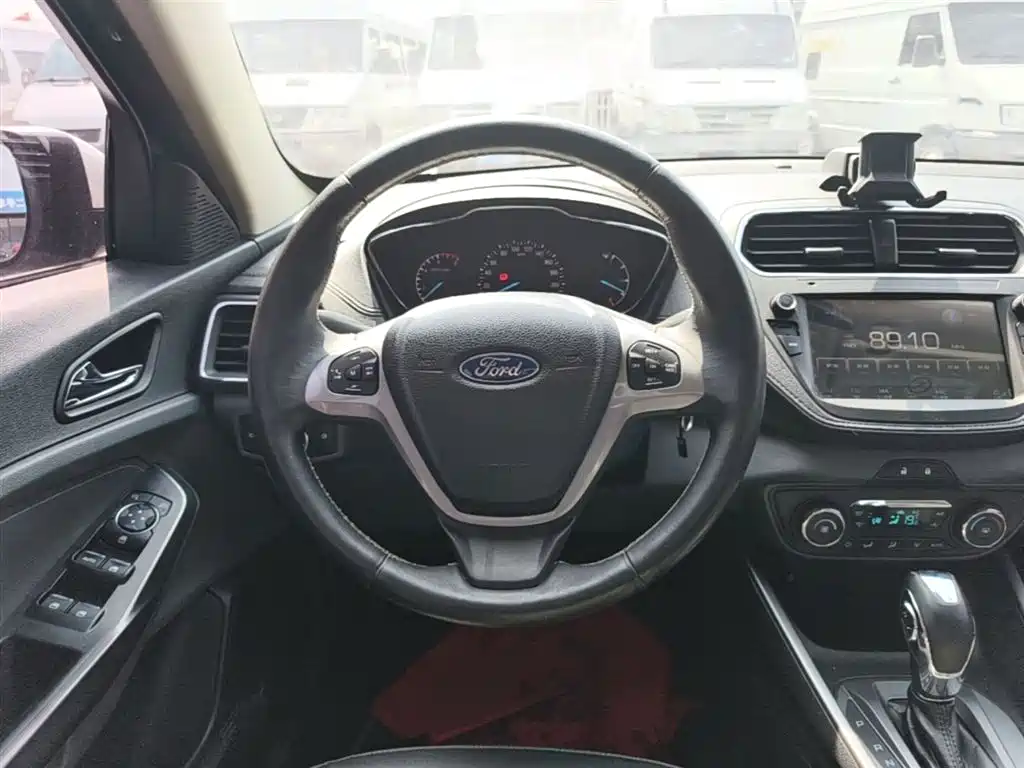 Ford Escort 2015 — фото 11